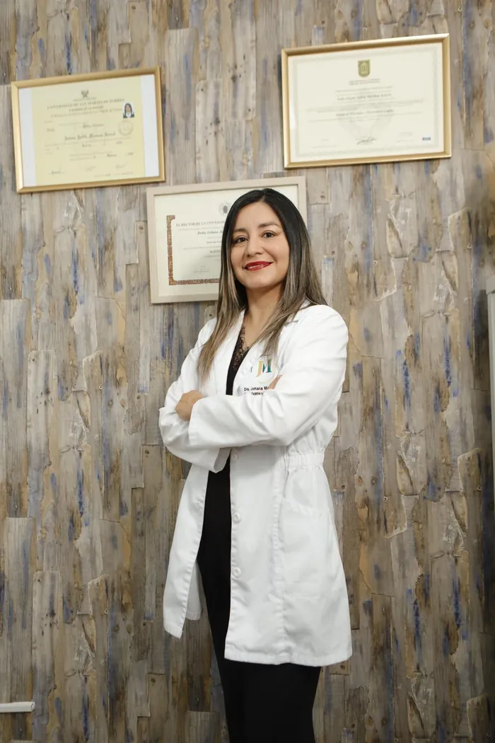 La Dra. Johana Mendoza en su consulta