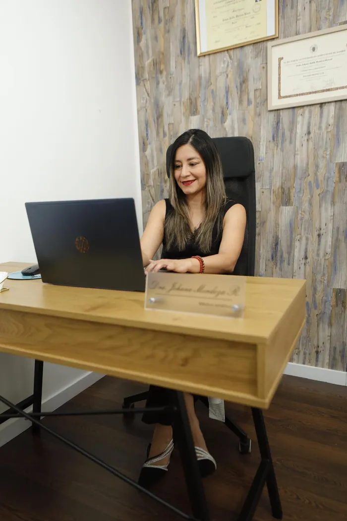 La doctora en su consulta
